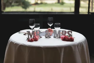 桌子上有四个酒杯的先生和夫人的独立式信件