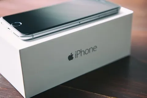 iPhone 6移动智能手机和原盒的特写镜头 iPhone 6移动智能手机和原盒的特写镜头