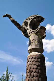 雕塑、雪花、维京人、威基和强人、村庄木桩、天空、低角度视图、云天 雕塑、雪花、维京人、威基和强人、村庄木桩、天空、低角度视图、云天