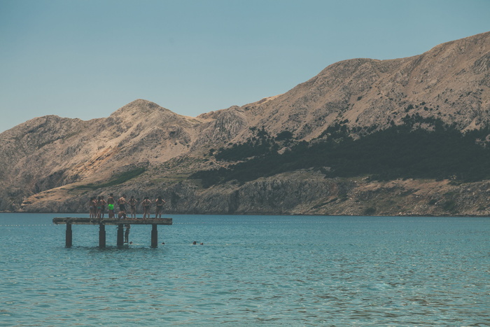 人们站在山脉水体*的平台上