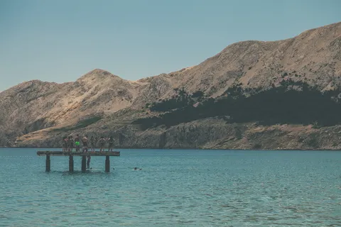 人们站在山脉水体*的平台上 人们站在山脉水体*的平台上