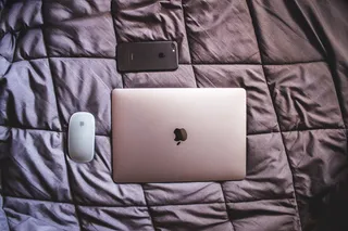 mulund、macbook air、magic mouse、苹果、iphone、笔记本电脑、iphone 7、室内