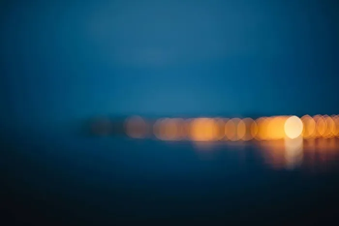 城市灯光在夜间反射在水中