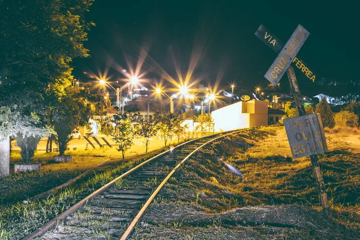 灯光、道路、标志、铁路、基础设施、机车、火车轨道、轨道交通