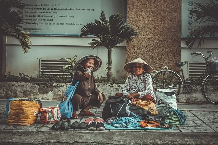 两个女人坐在人行道上