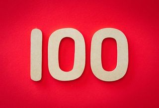 红色背景，100个文本覆盖