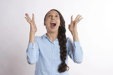 女人,蓝色,穿着衬衫,惊讶,表情,兴奋,快乐,有趣 女人,蓝色,穿着衬衫,惊讶,表情,兴奋,快乐,有趣