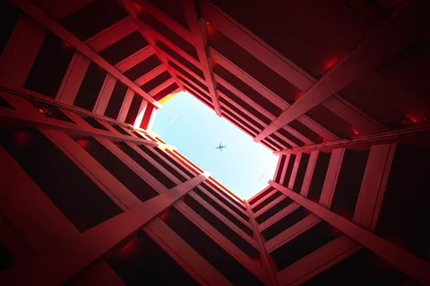 黑色和红色混凝土建筑的低角度照片 黑色和红色混凝土建筑的低角度照片
