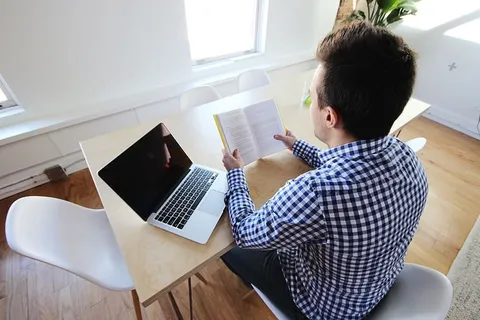 男人读书,笔记本电脑,倾斜,桌子,macbook,电脑,科技,商务 男人读书,笔记本电脑,倾斜,桌子,macbook,电脑,科技,商务