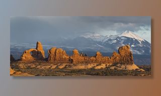 白昼雪山附近的山谷