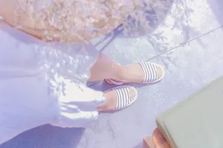 一双白色条纹凉鞋