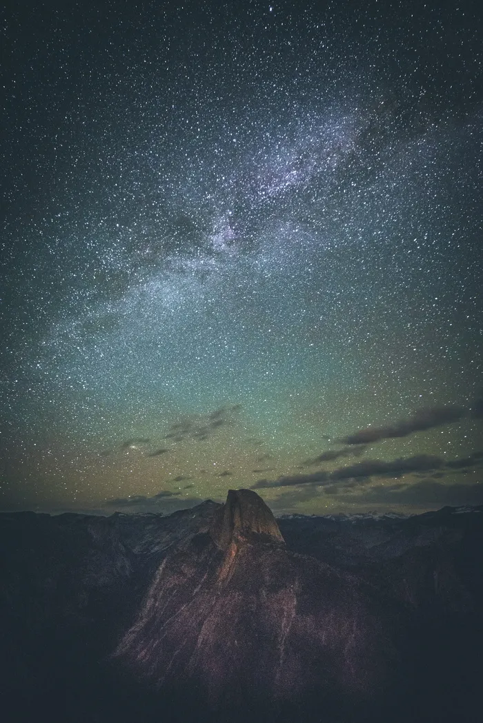 在夜间、夜晚、星星、天空、漫游、探索、旅行、冒险期间达到顶峰