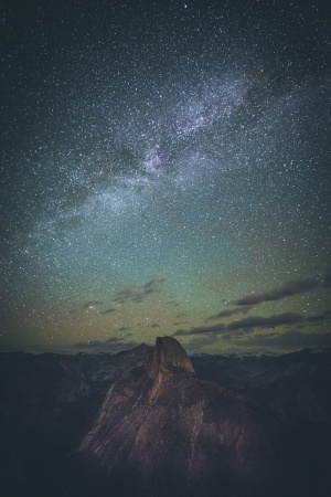 在夜间、夜晚、星星、天空、漫游、探索、旅行、冒险期间达到顶峰