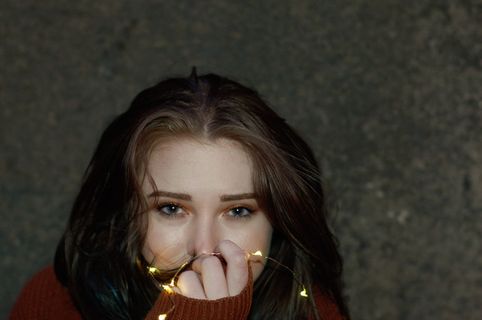 人，人，手指，光，闪光，指甲，花，花朵