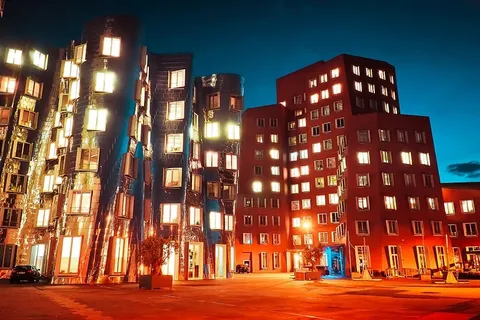 夜间捕获的城市建筑和窗户 夜间捕获的城市建筑和窗户