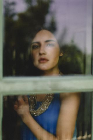 穿着蓝色背心的女士