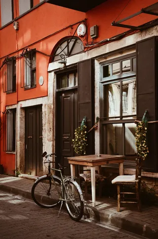 桌子旁的灰色自行车