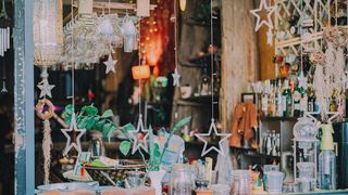 瓶子，桌子，家具，饮料，饮料，餐桌，玻璃，商店