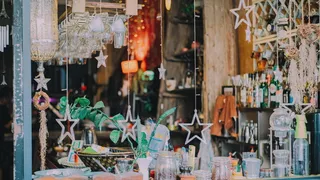 瓶子，桌子，家具，饮料，饮料，餐桌，玻璃，商店