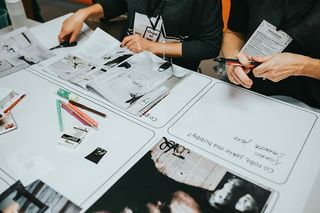 与创意设计师进行头脑风暴会议