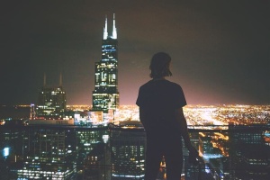 一个在夜晚欣赏城市全景的男人