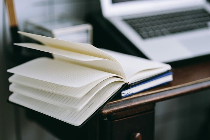 优雅的工作空间，配备Macbook、iPhone、名片和笔记本电脑