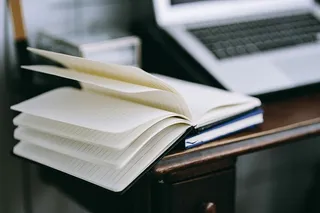 优雅的工作空间，配备Macbook、iPhone、名片和笔记本电脑