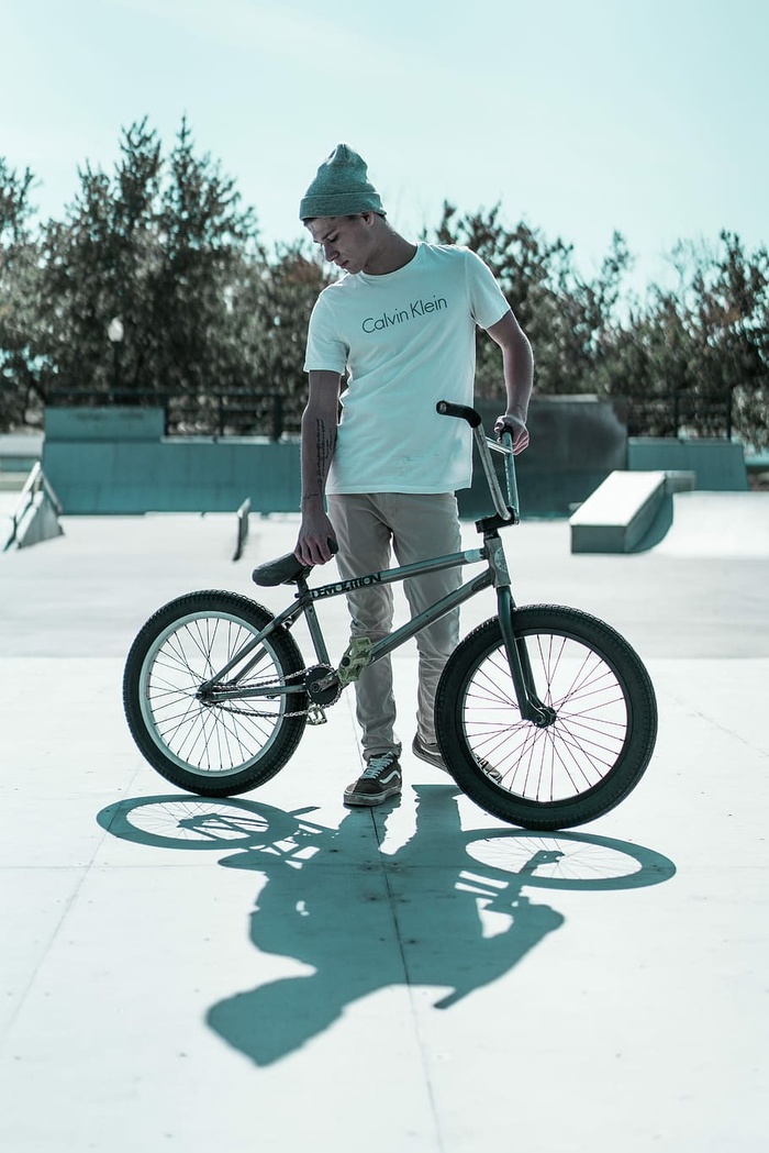 站着拿着BMX自行车的男人