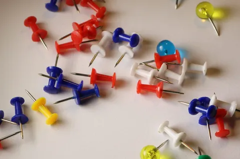 插销，白色、黄色、红色、蓝色、绿色、室内、多色