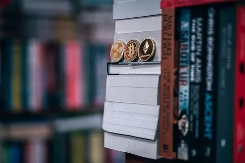 精美的镀金加密货币硬币放在书上,插图用加密货币为学校买书。 精美的镀金加密货币硬币放在书上,插图用加密货币为学校买书。