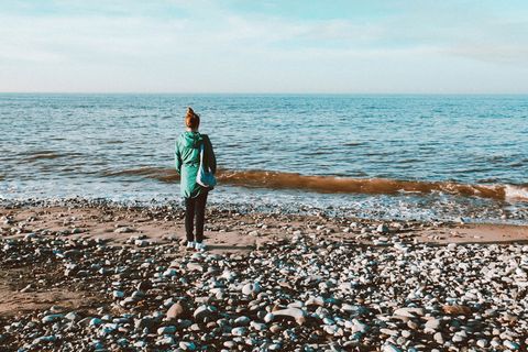 站在海边穿着夹克的女人