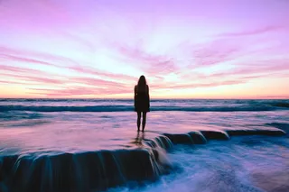 剪影、人、身体、水、海滩、海、日落、太阳和海