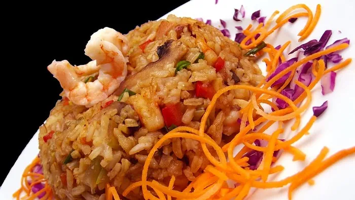 盘子、油炸、米饭、熟的、虾、意大利饭、美食、美味