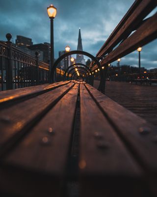 夜间灯柱附近木凳的特写照片