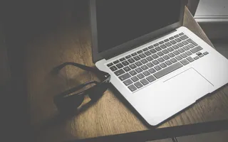 太阳镜、桌子、笔记本电脑、办公室、接入、业务、计算机、连接