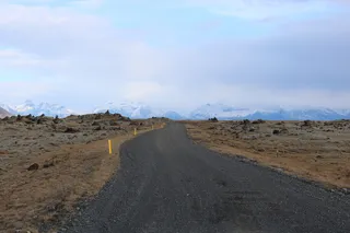 蓝天下宽阔的道路