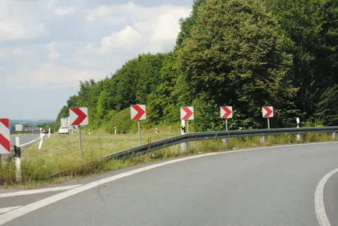 Kurv，高速公路，出口，注意，高速公路出口，倾斜转弯，树，道路