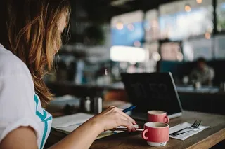 在咖啡馆工作的年轻女子