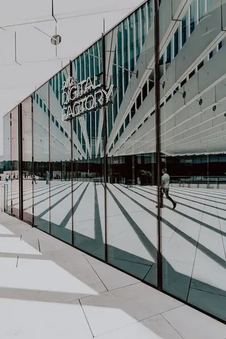 现代白色建筑，建筑师艾利斯·马泰乌斯的EDP总部，葡萄牙里斯本