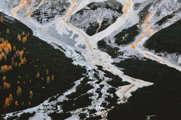 森林和火山喷发熔岩鸟瞰图