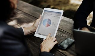 使用银色Ipad的人