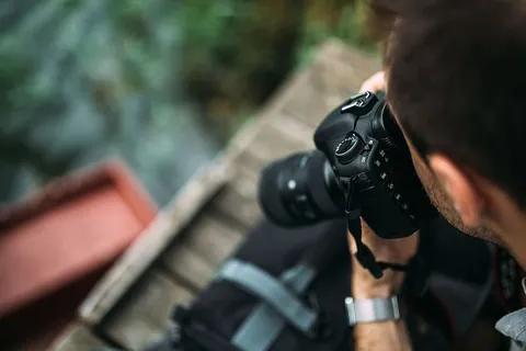 手持单反相机的摄影师 手持单反相机的摄影师