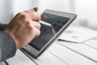 使用平板电脑的男人