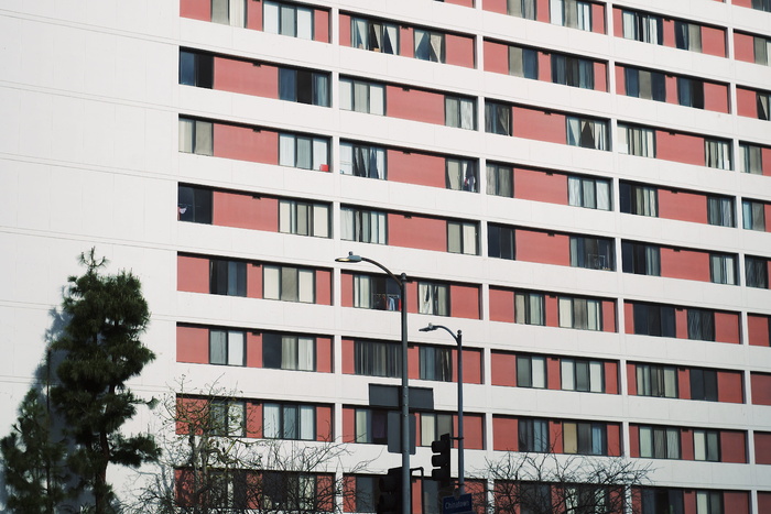 白色混凝土建筑，城市，建筑，城镇，高层，城市，公寓楼，办公楼