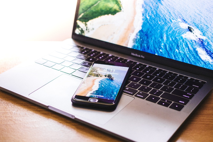 iPhone在MacBook Pro上的特写照片