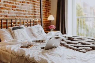 早上在床上喝咖啡。在床上工作