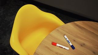 桌子、椅子、马克笔、办公室、办公桌、商务、黄色、木质材料