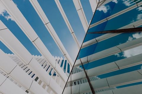 现代白色建筑，建筑师艾利斯·马泰乌斯的EDP总部，葡萄牙里斯本