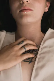 触摸喉咙的女人 触摸喉咙的女人