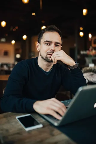 在现代咖啡馆工作的年轻企业家